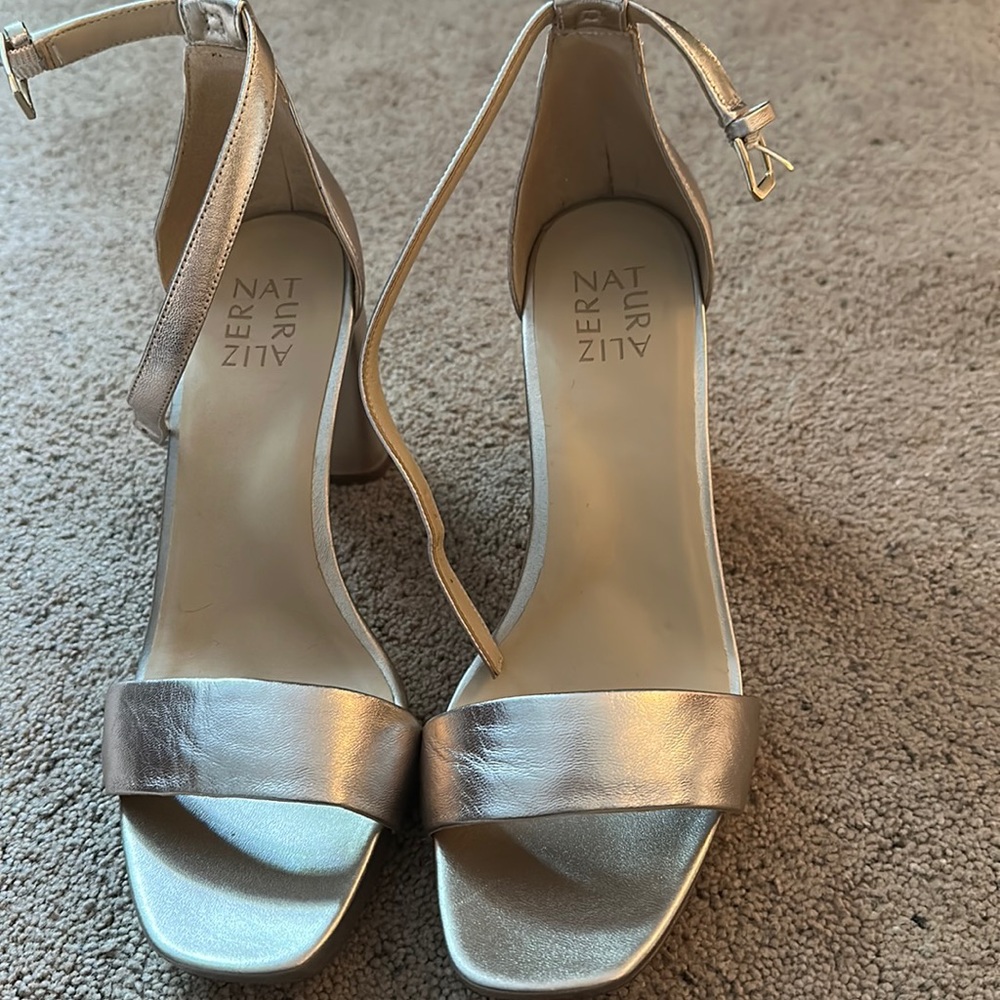 Beautiful naturalizer heels! Very comfortable